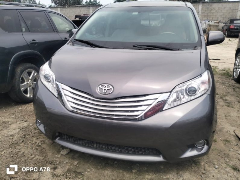 Foreign Used 2012 Toyota Sienna