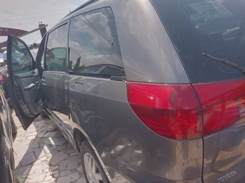 Foreign Used 2005 Toyota Sienna
